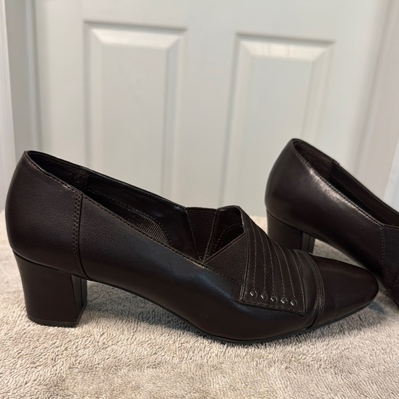 Easy Street Women's Chocolate Brown Loafers - Picture 4 of 8